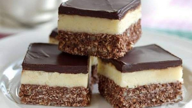 Храна за душата: Уникално вкусен трипластов десерт с шоколад, кокос и орехи