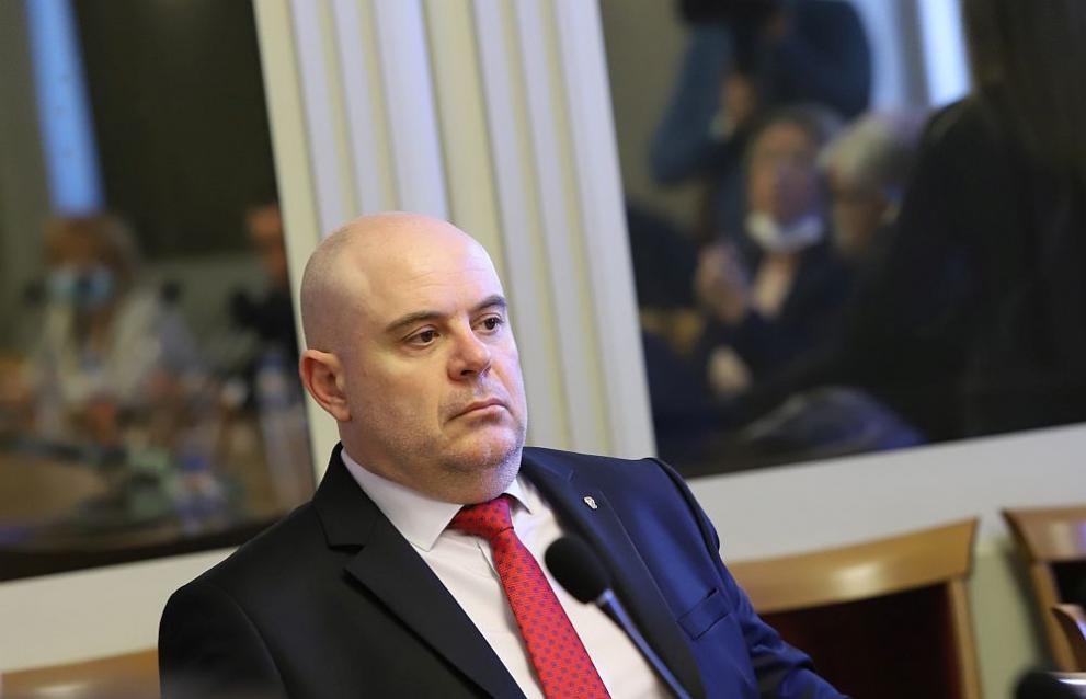Троен музикален поздрав за Новата година от главния прокурор