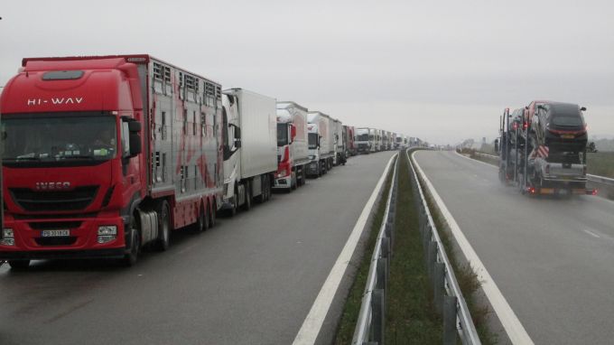 10 километра е опашката от товарни автомобили на Дунав мост 2