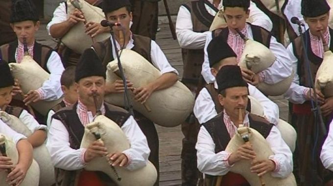 100 каба гайди изпълняват песента – химн на Родопите
