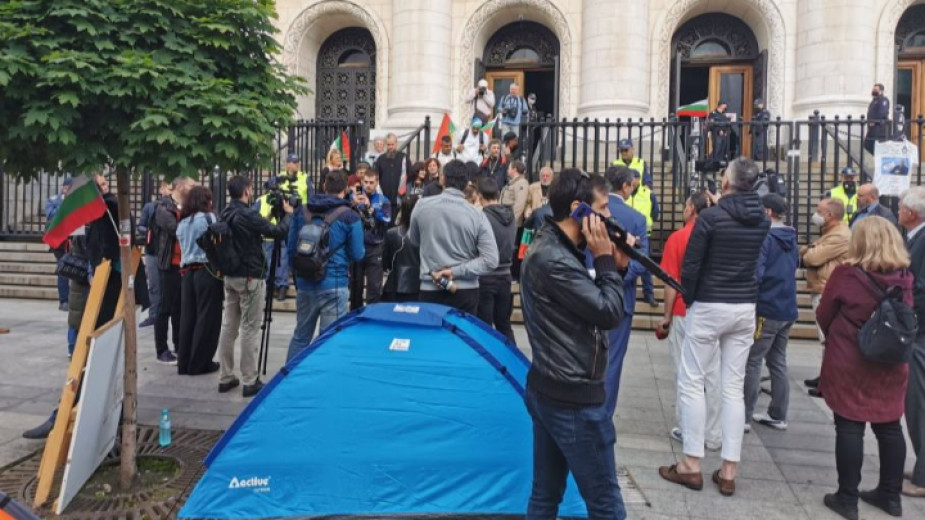Протестиращи срещу Гешев блокират всички входове на Съдебната палата
