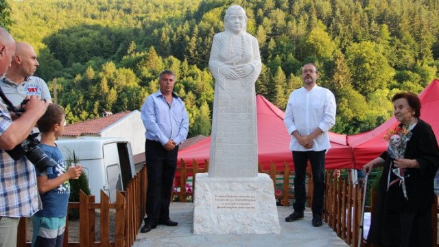 Увековечиха Надежда Хвойнева в родното й Левочево