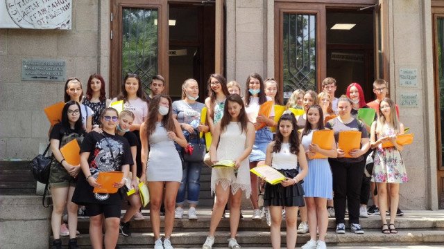 Ученици получиха трета степен на професионална квалификация след стаж в съда