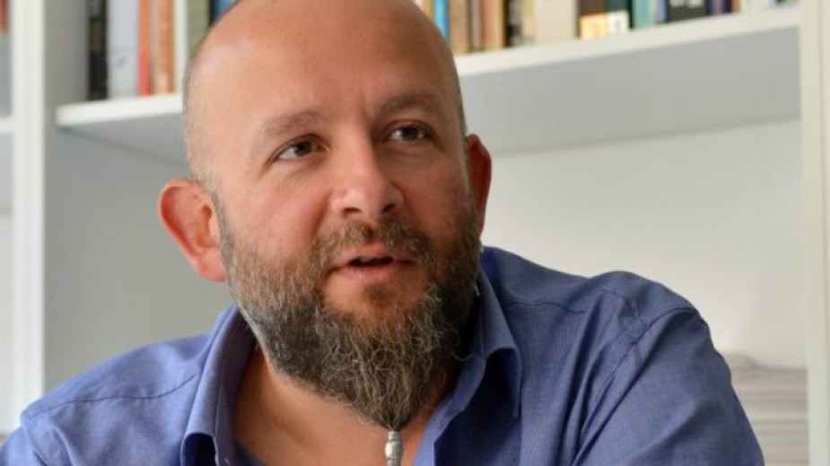 Не можеш да управляваш от джипа или дивана – това е слабост