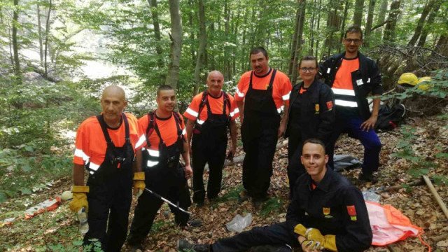 Доброволно формирование „Асеневци“ бори пожара над Югово и Нареченски бани