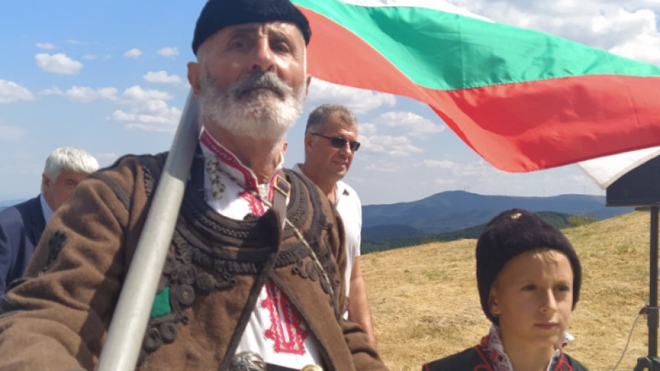 Българи от цялата страна изкачиха историческия връх Шипка